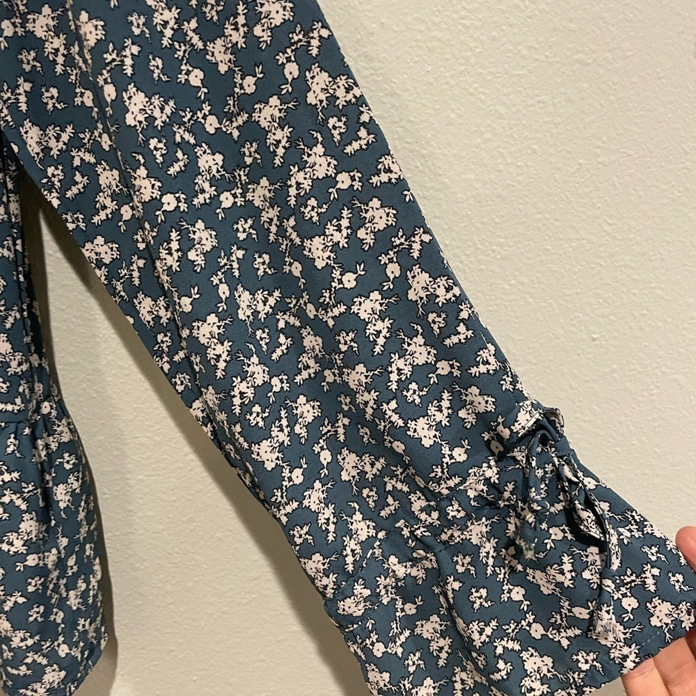 Maurices Smokey Teal Ditzy print blouse. Size S - Picture 3 of 6